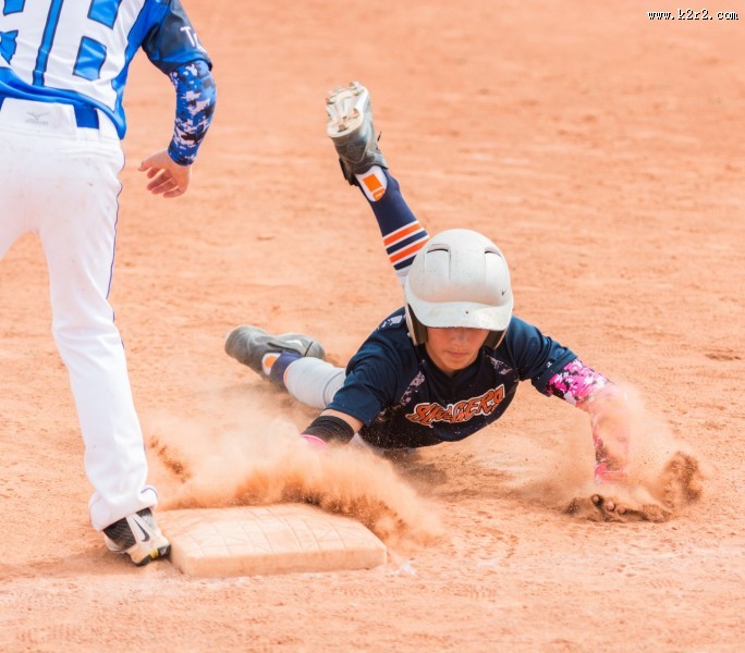 正在打棒球的孩子图片