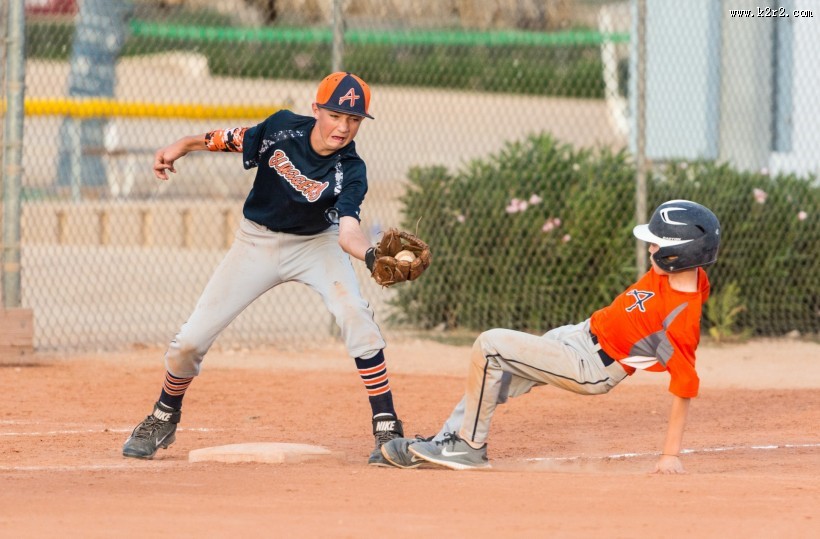 正在打棒球的孩子图片