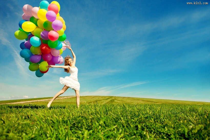 拿着气球的美女图片