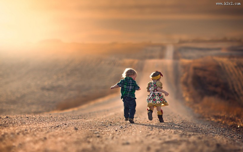 两小无猜的小孩图片