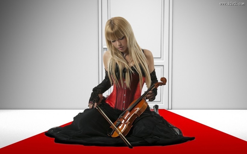 拉提琴的少女图片