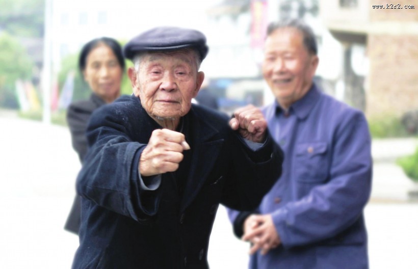 和蔼的老人图片