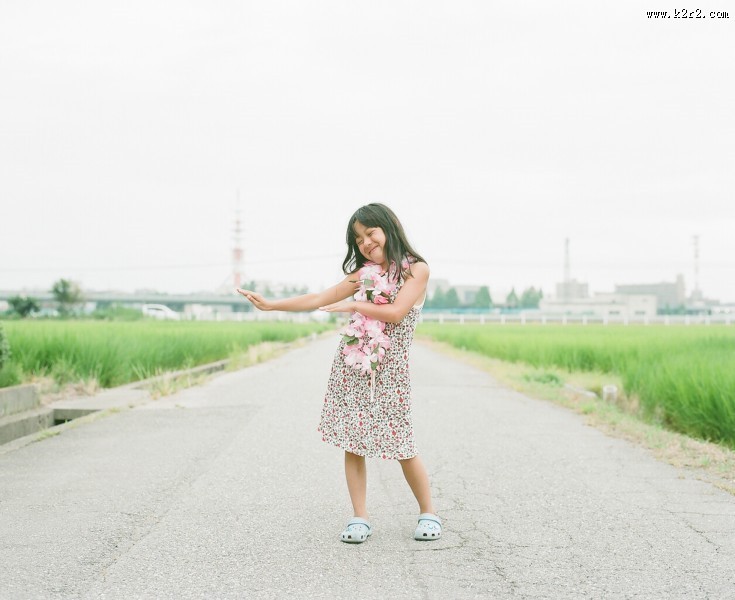 日本超萌小女孩公路摄影图片大全