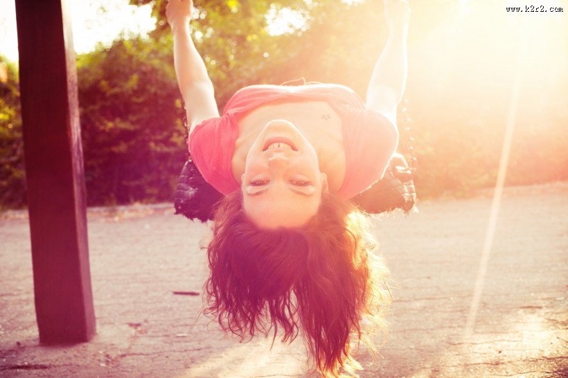 荡秋千的少女图片大全