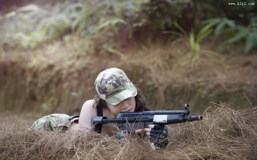 持枪的美女图片