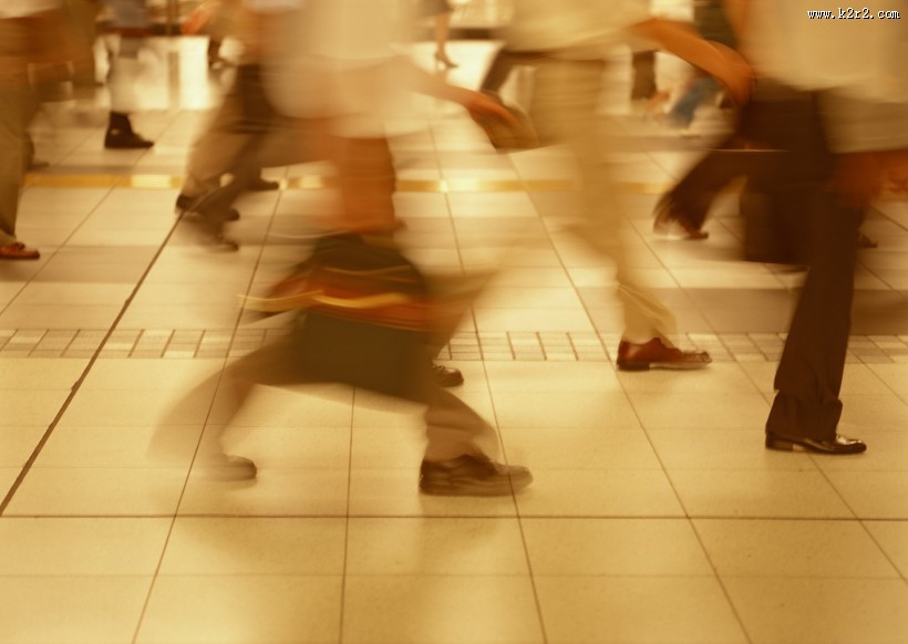 人物走路腿部特写图片