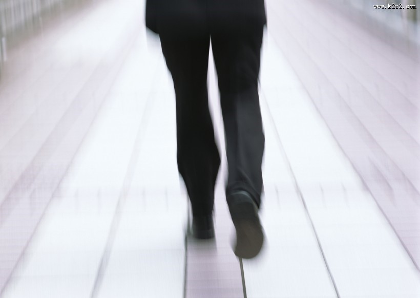 人物走路腿部特写图片