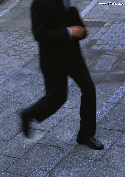 人物走路腿部特写图片