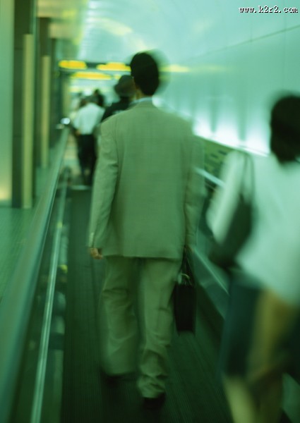 人物行走背影图片