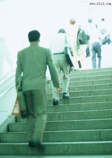 人物行走背影图片