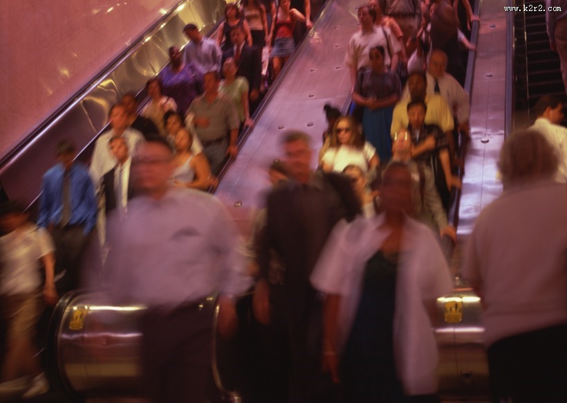 电梯、楼梯拥挤的人群图片