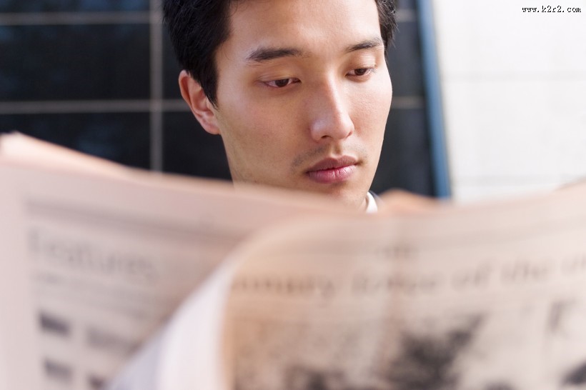 男性白领读书看报图片