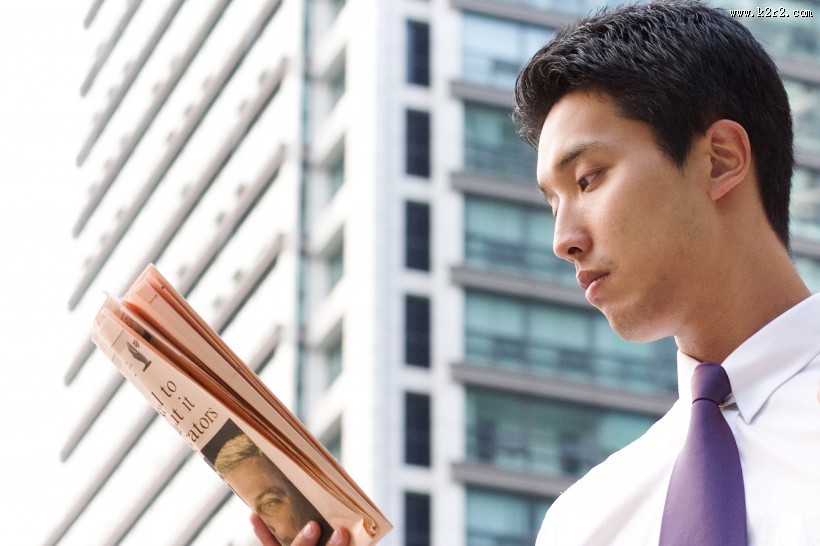 男性白领读书看报图片
