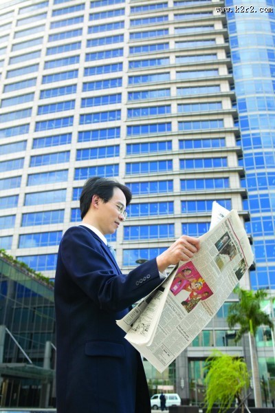 男性白领读书看报图片