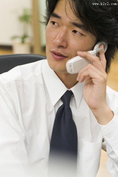白领男性打电话特写图片