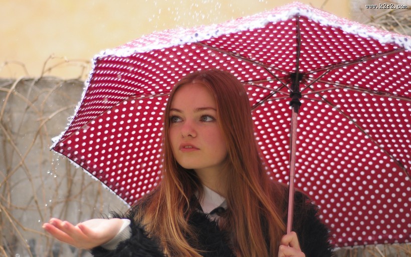 撑着雨伞的女孩图片
