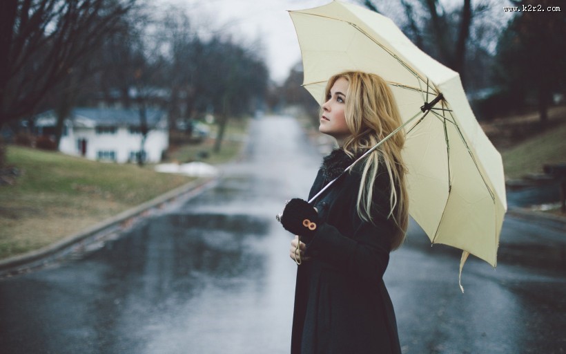 撑着雨伞的女孩图片