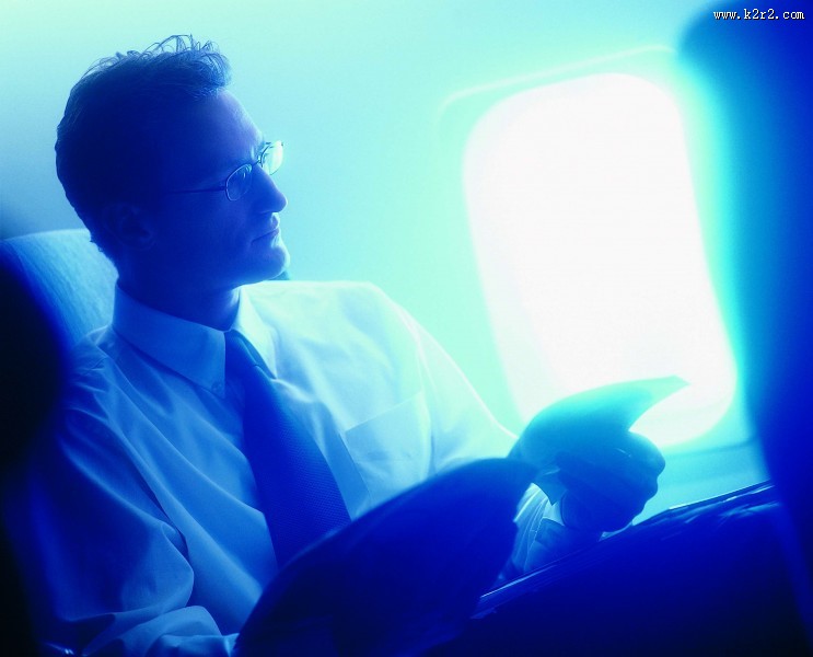 旅途中读书看报的职场人图片