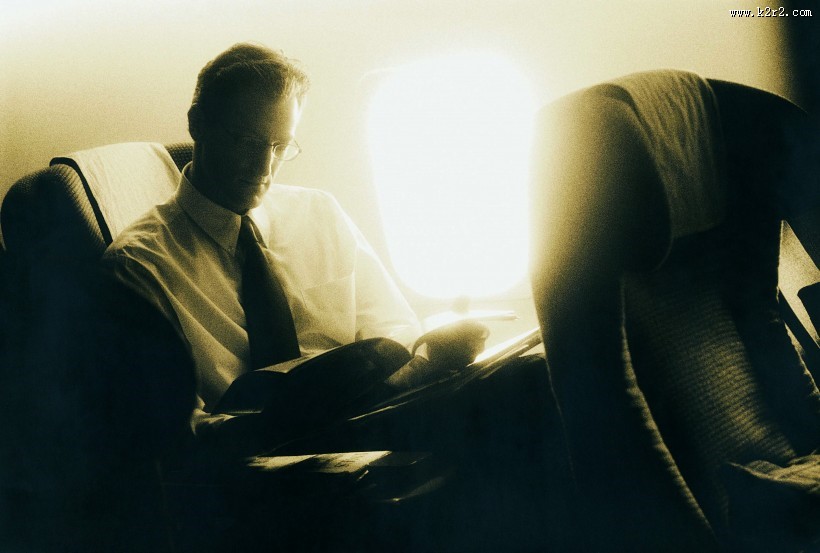 旅途中读书看报的职场人图片