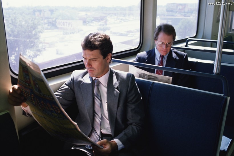 旅途中读书看报的职场人图片