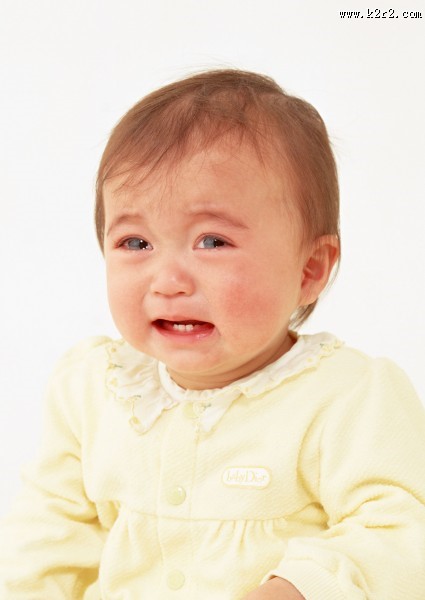 哭泣的宝宝图片