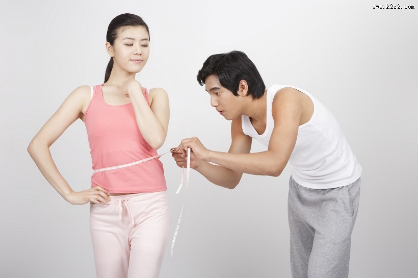 量腰围的美女图片