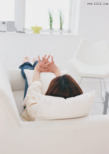 女性室内休闲图片