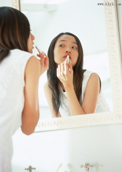 女性清晨梳妆图片