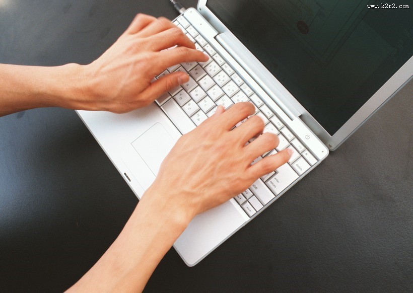 手和电脑键盘图片