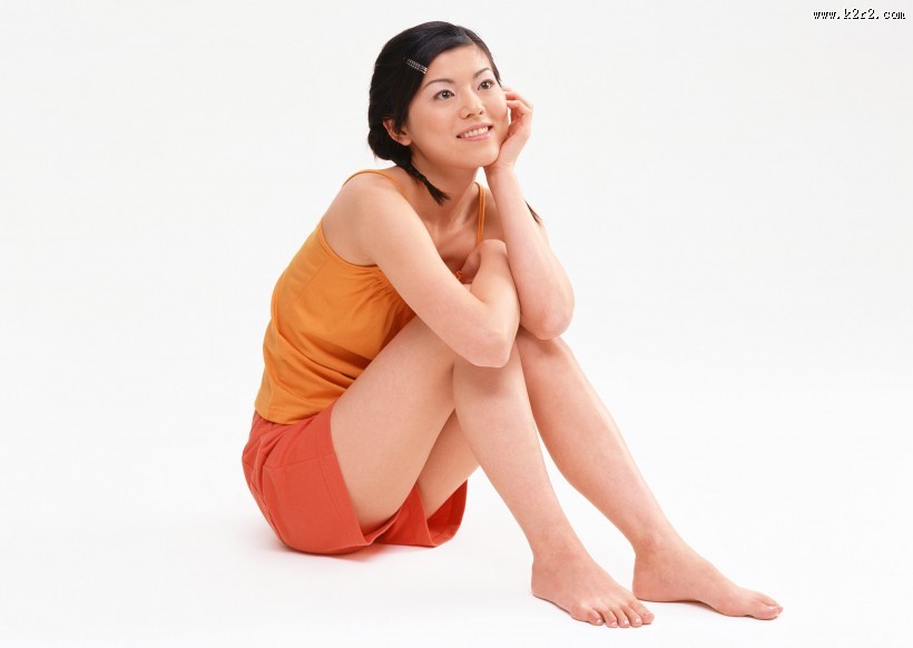 坐着的女性图片大全