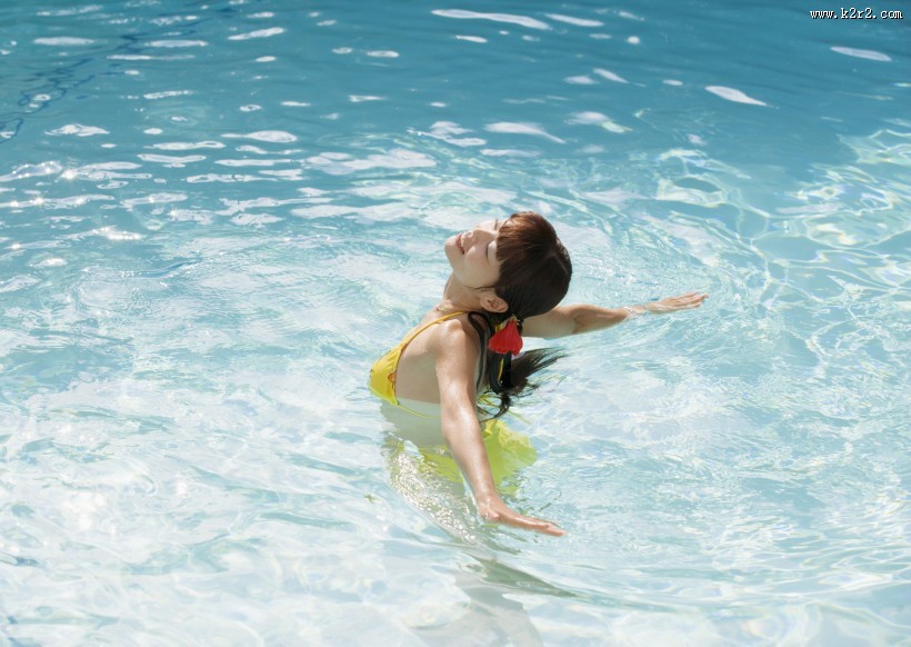 游泳池边美女图片大全
