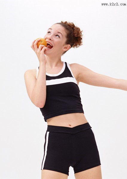 女性运动健康和蔬果图片