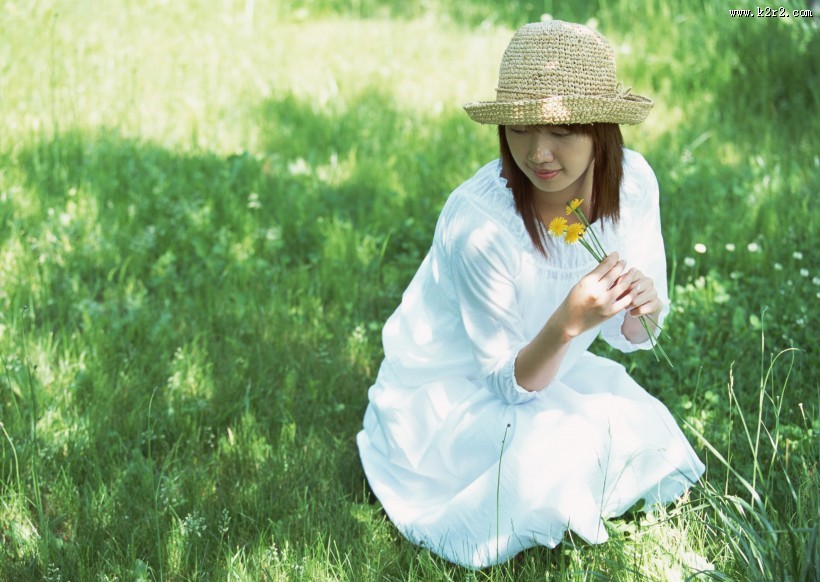 草地玩耍女性图片