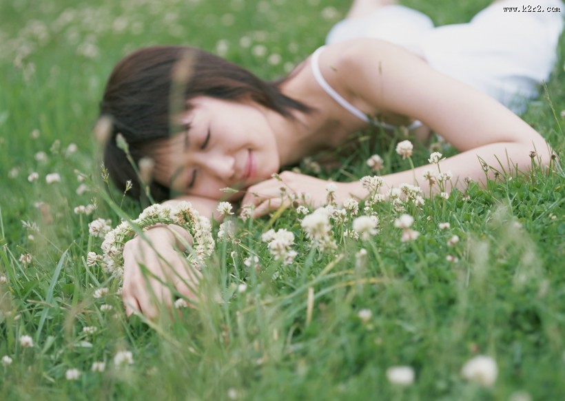 草地玩耍女性图片