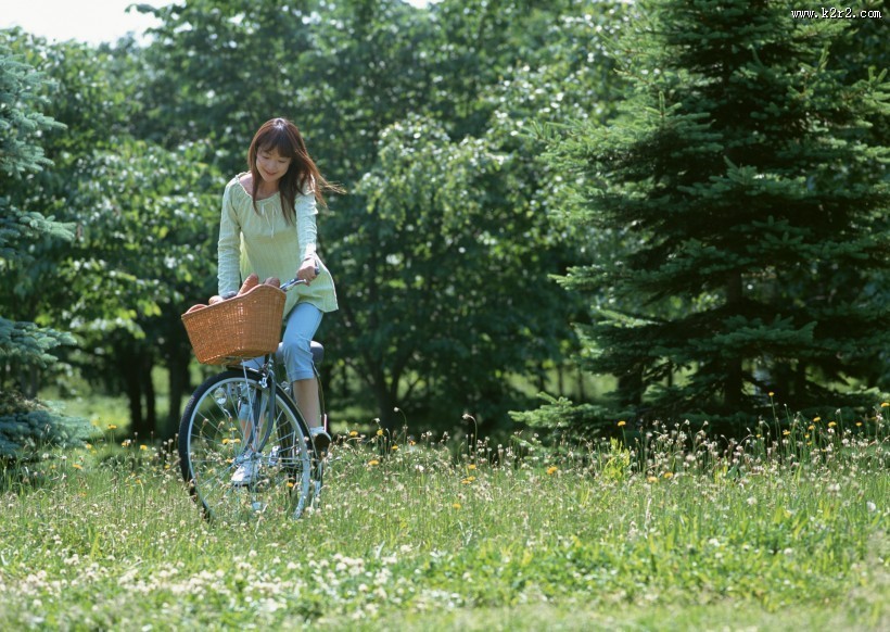 女性骑自行车休闲图片大全