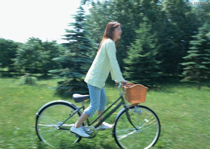 女性骑自行车休闲图片大全