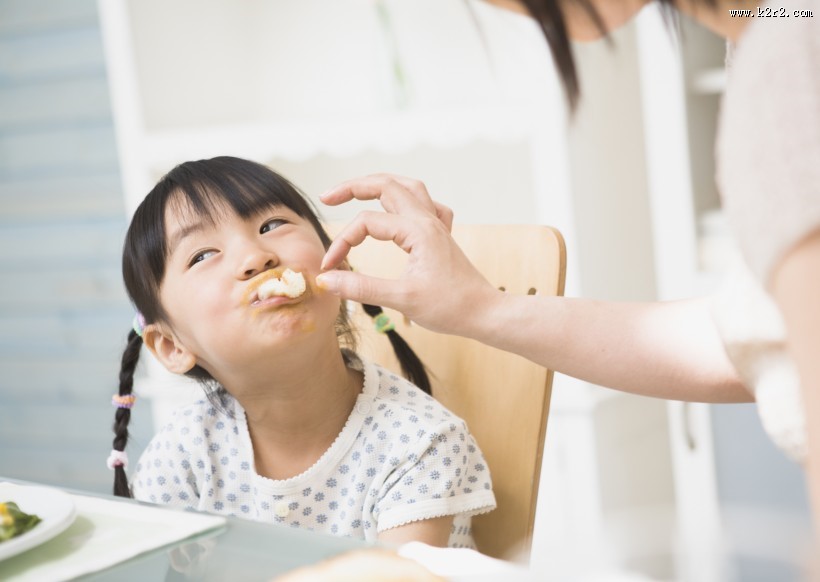 家人餐桌用餐图片