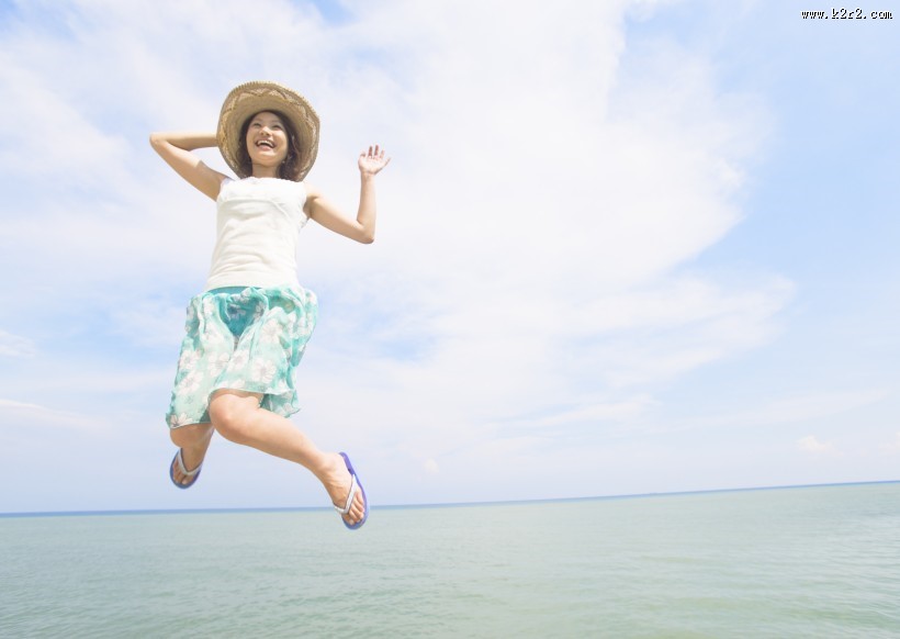 女性海边清爽度假图片