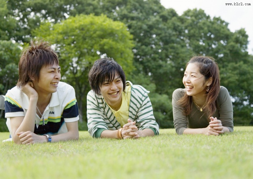 大学生校园草地休闲图片大全