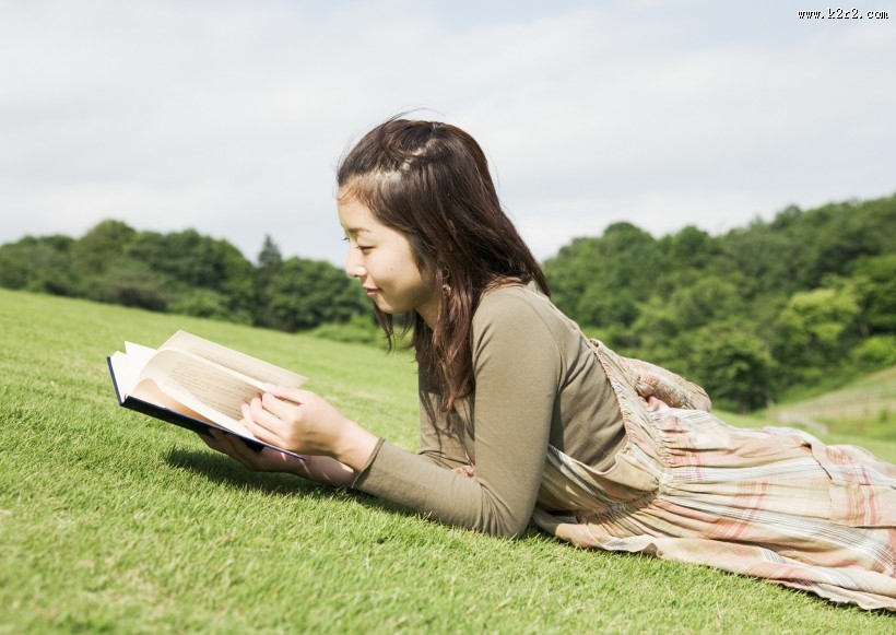 大学生校园草地休闲图片大全