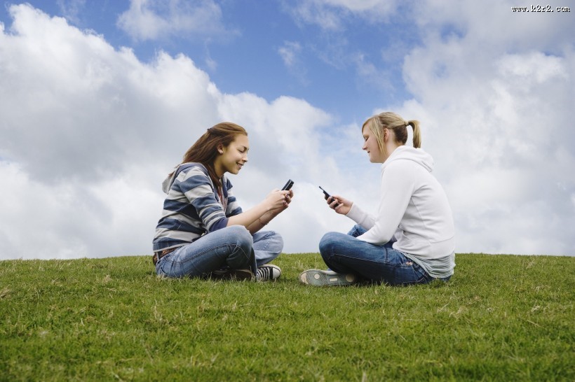 少年欢乐郊游图片