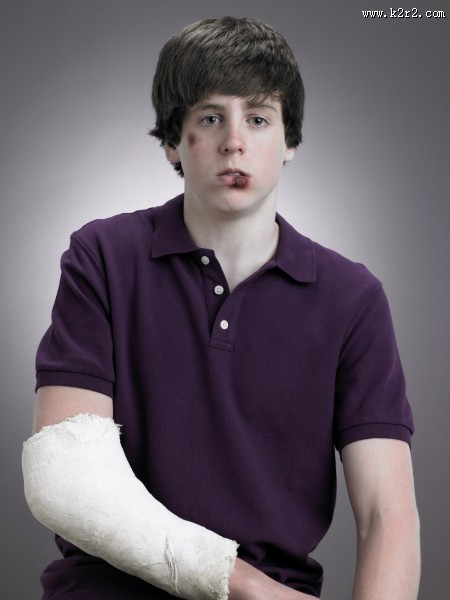 人受伤后表情特写图片