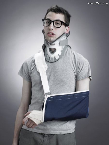 人受伤后表情特写图片