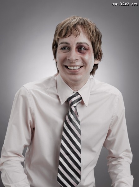 人受伤后表情特写图片