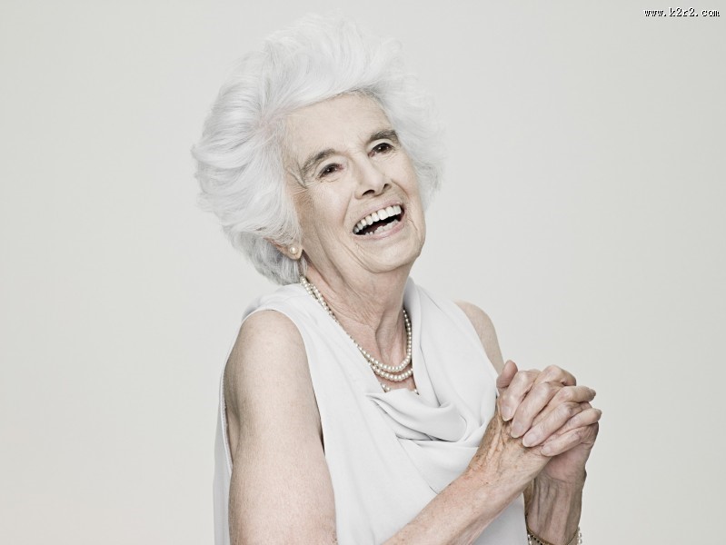 老年人表情特写图片