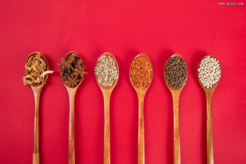 勺子上的各种调味料图片