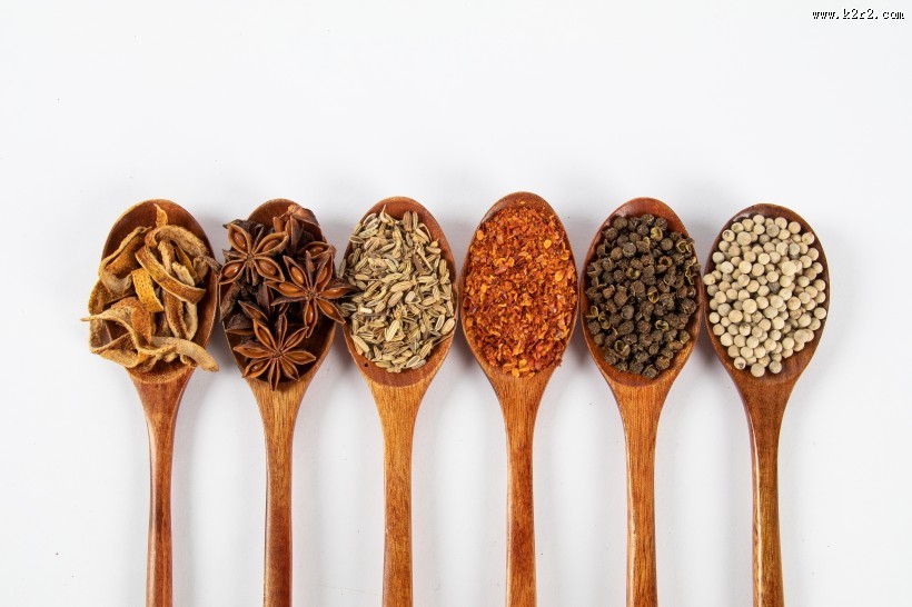 勺子上的各种调味料图片