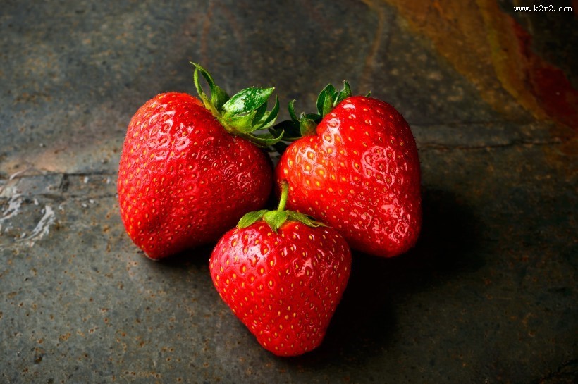 鲜红欲滴的草莓图片