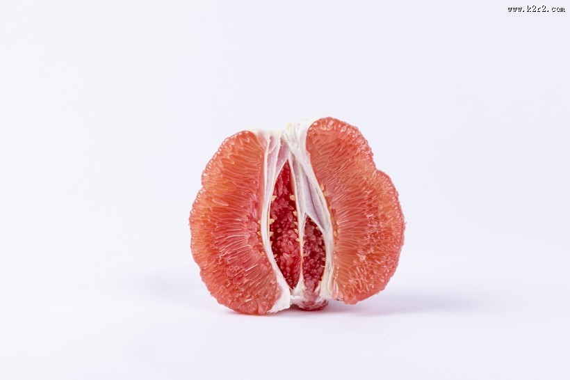 剥开的新鲜红心蜜柚图片