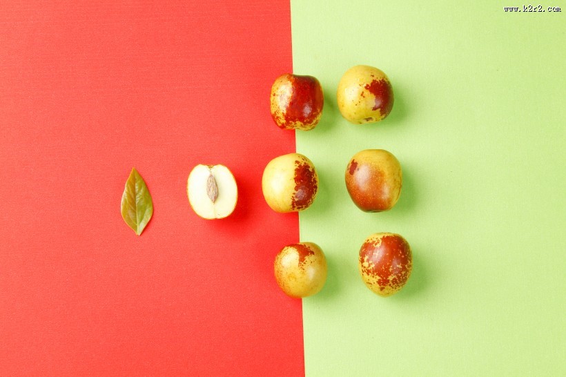 桌面上新鲜好吃的冬枣图片